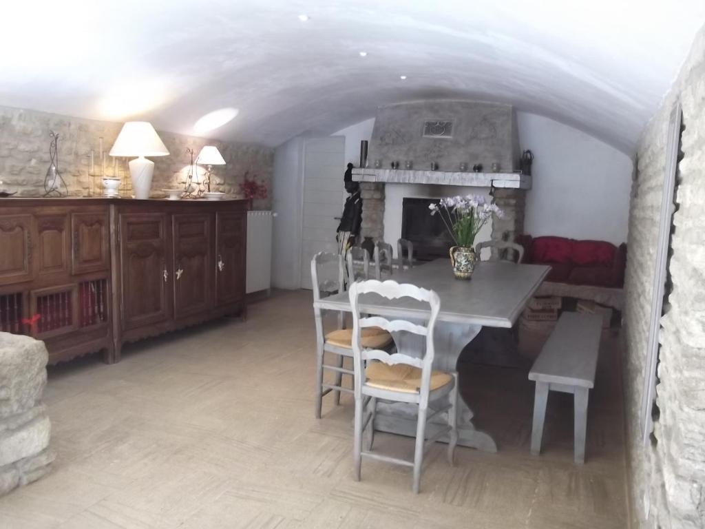 La Bastide Du Vallon Guest House Saumane-de-Vaucluse ภายนอก รูปภาพ